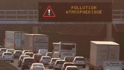  (Pollution aux particules fines, à l'azote ou au dioxyde d'azote, la pollution de l'air coûterait 100 milliards d'euros par an. © Maxppp)