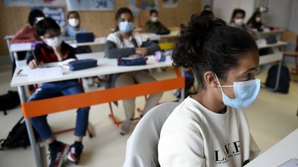 Des collègiens portent le masque, le 1er septembre 2020.&nbsp; (ALEXANDRE MARCHI / MAXPPP)