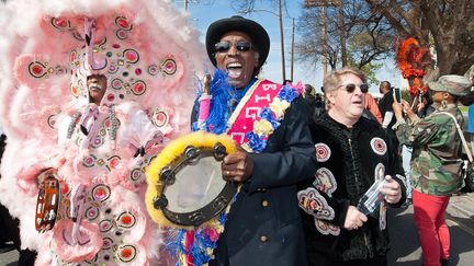 Quint Davis (à droite), producteur de the New Orleans Jazz et Heritage Festival participe à une parade en hommage à Theodore Emile "Bo" Dollis, leader de Wild Magnolias, le 31 janvier 2015 à la Nouvelle-Orléans.
 (Erika Goldring / GETTY IMAGES NORTH AMERICA / AFP)