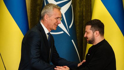 Le chef de l'OTAN, Jens Stoltenberg, à gauche, serre la main du président ukrainien, Volodymyr Zelensky, à la fin d'une conférence de presse conjointe à Kiev, le 20 avril 2023. (DIMITAR DILKOFF / AFP)