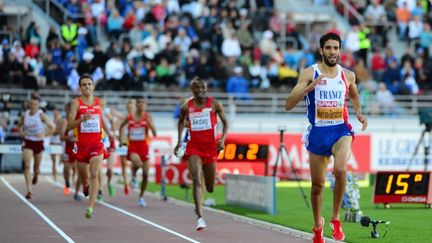 Mahiedine Mekhissi-Benabbad lors de sa course victorieuse dans le 3000 m steeple, le 29 juin 2012 &agrave; Helsinki (Finlande). (OLIVIER MORIN / AFP)