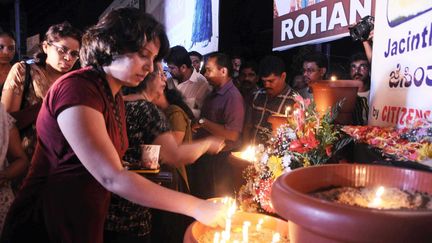 La famille et les proches de l'infirmi&egrave;re de Kate, qui s'est suicid&eacute;e le 7 d&eacute;cembre 2012, lui rendent hommage &agrave; Mangalore (Inde), o&ugrave; elle vivait avant d'&eacute;migrer au Royaume-Uni.&nbsp; (CATERS NEWS AGENCY / SIPA)