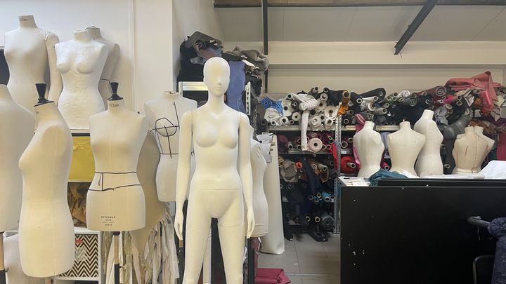 Mannequins et stock de tissus à la Casa 93 à Montreuil. (FRANCEINFO / NEIL SENOT)