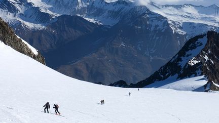 Des skieurs dans le parc national des Ecrins (Haute-Savoie), en 2011. (FRANCK CHARTON / HEMIS.FR)