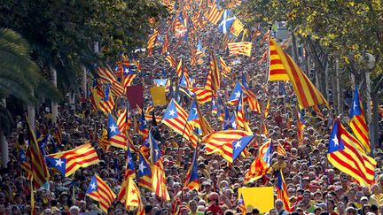 &nbsp; (Les rues de Barcelone étaient bondées ce jeudi, sur fond de marée rouge et or © REUTERS/Albert Gea)