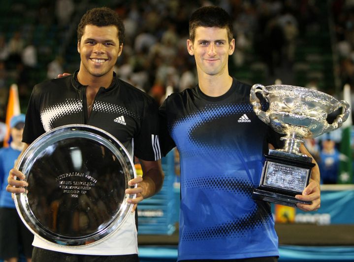 Jo-Wilfried Tsonga et Novak Djokovic, le 27 janvier 2008, après la finale de l'Open d'Australie. (TORSTEN BLACKWOOD / AFP)