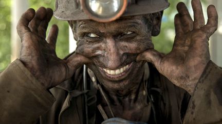 Un mineur ukrainien se force &agrave; sourire apr&egrave;s avoir termin&eacute; sa journ&eacute;e pr&egrave;s de Donetsk (Ukraine), le 20 mai 2014. (VADIM GHIRDA / AP / SIPA)