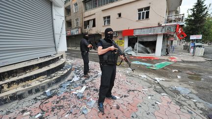 Des membres des&nbsp;forces de sécurité turques lors d'une opération visant le PKK, le 2 octobre 2015 à Silvan, dans le sud-est du pays. (OKAN OZER / ANADOLU AGENCY / AFP)