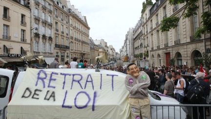 Manifestation contre le projet de loi de réforme de l'hospitalisation d'office, le 10 mai 2011 devant le Sénat à Paris. (AFP/PIERRE VERDY)