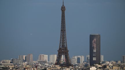 Les anneaux olympiques sur la tour Eiffel à Paris, le 20 juillet 2024. (LUIS ROBAYO / AFP)