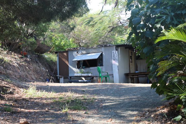 L'habitation de Pascal Meimdi dans le squat de Nouville en Nouvelle-Calédonie. (ELISE LAMBERT/FRANCEINFO)