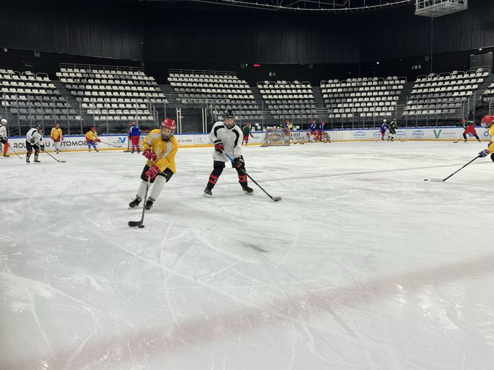 Joueurs français et ukrainiens à l'entraînement, le 7 avril 2022 à Cergy. (FRANCEINFO: SPORT / Simon Bardet)