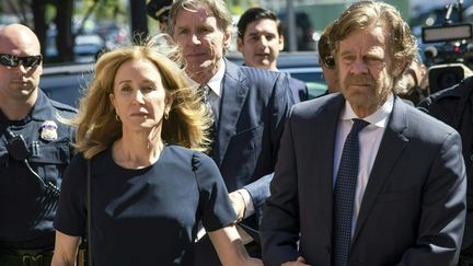 L'actrice Felicity Huffman arrive avec son mari William H. Macy au tribunal de Boston (Etats-Unis), le 13 septembre 2019.&nbsp; (JOSEPH PREZIOSO / AFP)