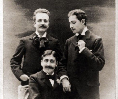 Détail du portrait photographique scandale de Marcel Proust (au centre) et Lucien Daudet (à droite), autre élément phare de cette vente.
 (LEEMAGE)