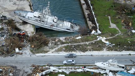 Une vue aérienne après le passage de l'ouragan Dorian, le 5 septembre 2019 aux Bahamas. (BRENDAN SMIALOWSKI / AFP)