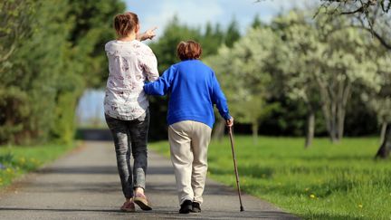 Une&nbsp;dame âgée et dépendante est assistée d'une femme pour faire une promenade. (VANESSA MEYER / MAXPPP)