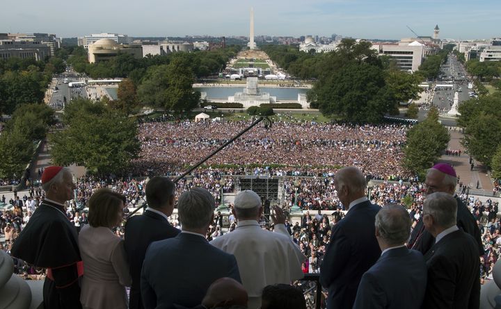 Le pape Fran&ccedil;ois au balcon du Capitole, &agrave; Washington (Etats-Unis), le 24 septembre 2015. (BILL O'LEARY / DPA / AFP)