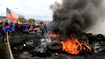 Manifestation de pêcheurs chiliens, au chômage technique en raison de la prolifération d'algues rouges toxiques. (AFP/ Alvaro Vidal)