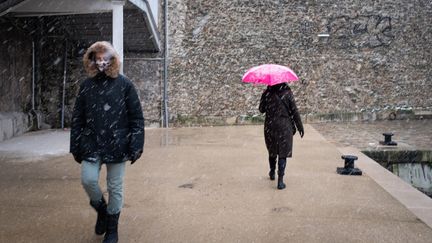 Des passants sur les quais de Paris, quelques heures avant l'entrée en vigueur du couvre-feu généralisé à 18 heures, le 16 janvier 2021. (LAURENCE KOURCIA / HANS LUCAS / AFP)