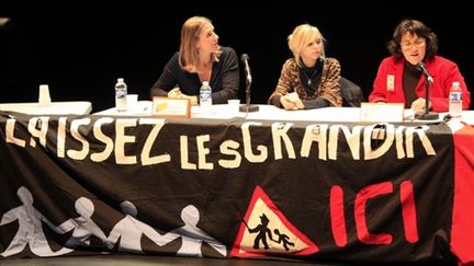 Participants, le 22 novembre 2009 à Paris, à une réunion organisée à l'initiative de RESF (AFP/MEHDI FEDOUACH)