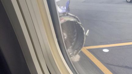 Le moteur d'un Boeing 737, de la compagnie Southwest, après avoir partiellement explosé, le 17 avril 2018, à Philadelphie. (HANDOUT / KRISTOPHER JOHNSON / AFP)