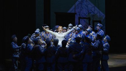 Julie Fuchs entourée de soldats dans "La Fille du régiment", à l'Opéra Bastille, 14 octobre 2024, à Paris. (ELISA HABERER / ONP)