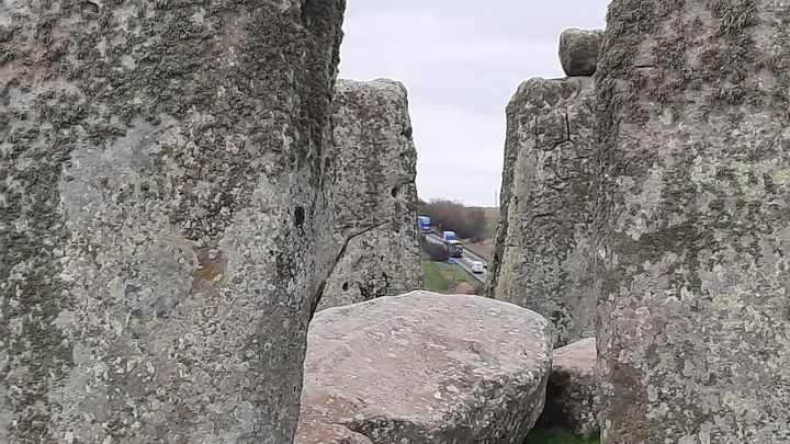 L'autoroute A303 est visible entre les mégalithes du site de Stonehenge, février 2024. (RICHARD PLACE / RADIO FRANCE)