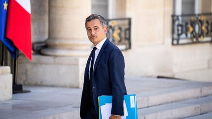 Le ministre de l'Intérieur, Gérald Darmanin, sur le perron de l'Elysée, à Paris, le 4 juillet 2022. (XOSE BOUZAS / HANS LUCAS / AFP)