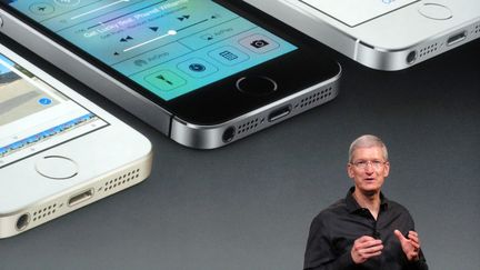 Le PDG d'Apple, Tim Cook, pr&eacute;sente le nouvel iPhone 5S, le 10 septembre 2013 &agrave;&nbsp;Cupertino (Californie, Etats-Unis). (GLENN CHAPMAN / AFP)