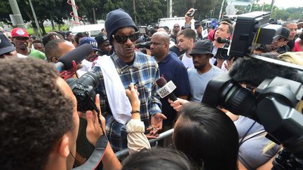 Snoop Dogg interviewé à la sortie du QG de la police le 8 juillet 2016 à Los Angeles 
 (Frederic J. BROWN / AFP )