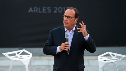 L'ancien président de la République François Hollande, le 21 juillet 2017 à Arles (Bouches-du-Rhône).&nbsp; (BERTRAND LANGLOIS / AFP)