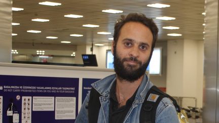 Le photojournaliste Mathias Depardon à l'aéroport d'Istanboul, en Turquie, le 9 juin 2017. (IZZET TASKIRAN / ANADOLU AGENCY / AFP)