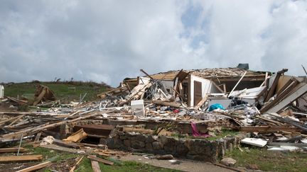 Une maison détruite après le passage de l'ouragan Irma sur l'île de Saint-Martin, le 27 septembre 2017. (HELENE VALENZUELA / AFP)