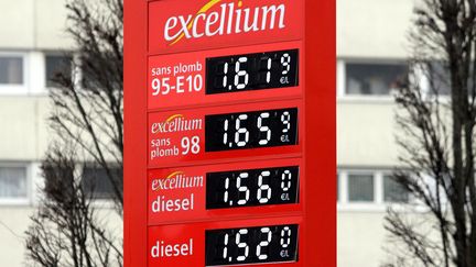 Les prix des carburants le 18 janvier 2012 &agrave; Thionville (Moselle). ( MAXPPP)