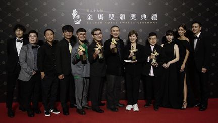 57e cérémonie des Golden Horse Awards à Taipei, Taiwan, le 21 novembre 2020. Le réalisateur Chen Yu-hsun, au centre, est entouré des comédiens&nbsp;du film "My missing Valentine". (RITCHIE B. TONGO / EPA)