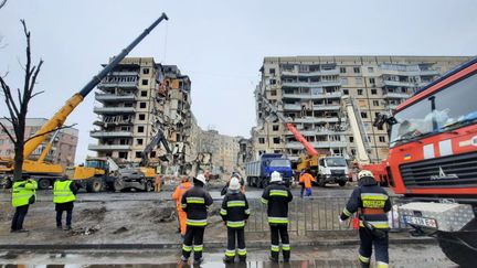 À Dnipro, 48 heures après le bombardement d'un immeuble en plein centre-ville, les sauveteurs déblaient toujours les gravats pour trouver des corps. (GILLES GALLINARO / RADIO FRANCE)