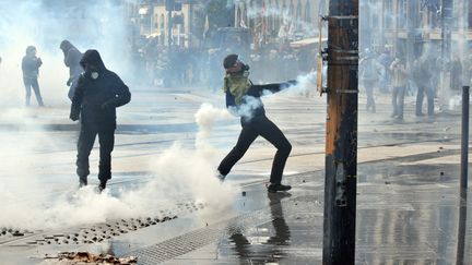 Des violents heurts ont oppos&eacute; des manifestants aux forces de l'ordre, qui ont fait usage de gaz lacrymog&egrave;nes et de canons &agrave; eau. (FRANK PERRY / AFP)