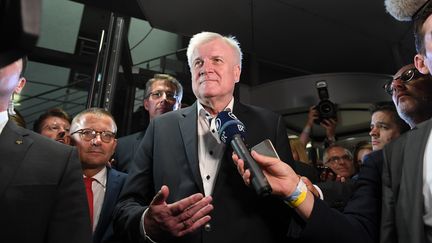 Le ministre de l'Intérieur, Horst Seehofer, le 2 juillet 2018 à Munich (Bavière). (CHRISTOF STACHE / AFP)