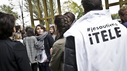 Des salariés d'i-Télé en grève manifestent devant le siège de Canal +, le 28 octobre 2016 à Boulogne-Billancourt (Hauts-de-Seine). (MAXPPP)