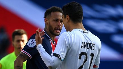 Neymar a écopé d'un premier carton jaune après une altercation avec Benjamin André, lors du match PSG-LOSC, ce samedi 3 avril.  (FRANCK FIFE / AFP)