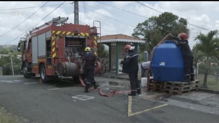 Une citerne installée par des pompiers au Lamentin (Martinique), le 9 avril 2020, en raison de la pénurie d'eau. (MARTINIQUE 1ERE)