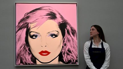 Le tableau "Debbie Harry" d'Andy Warhol à la maison de vente aux enchères de Sotheby's, dans le centre de Londres, le 22 février 2023. (JUSTIN TALLIS / AFP)