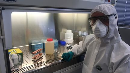 Le virologue Sébastien Wurtzer débute l’analyse d’un échantillon d’eau usée qui peut être un indicateur de précocité de la dynamique de l’épidémie. (FARIDA NOUAR / RADIO FRANCE)