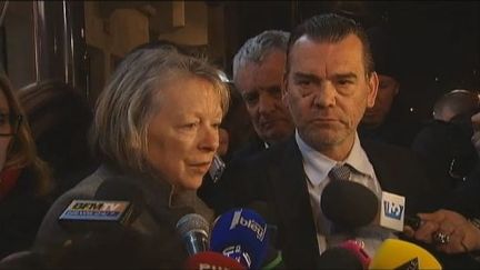 Charlotte Cassez, le m&egrave;re de Florence Cassez, et&nbsp;Frank Berton, l'avocat de la jeune femme, &agrave; Paris, le 21 mars 2012. (FTVI / FRANCE 2)