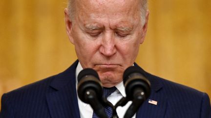 Le président américain Joe Biden fait une pause dans son discours après le double-attentat de l'aéroport Hamid Karzai de Kaboul le 26 août 2021. (JIM WATSON / AFP)