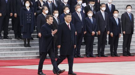 Emmanuel Macron est reçu à Pékin par son homologue chinois Xi Jinping, le 6 avril 2023. (LUDOVIC MARIN / AFP)