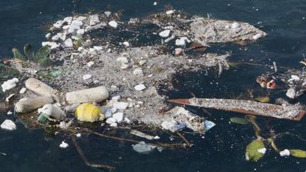 Des déchets plastiques au large de Naples. La Méditerranée est la mer qui comprend le plus fort taux de concentration de déchets plastiques.  (TOM KOENE/DPA)