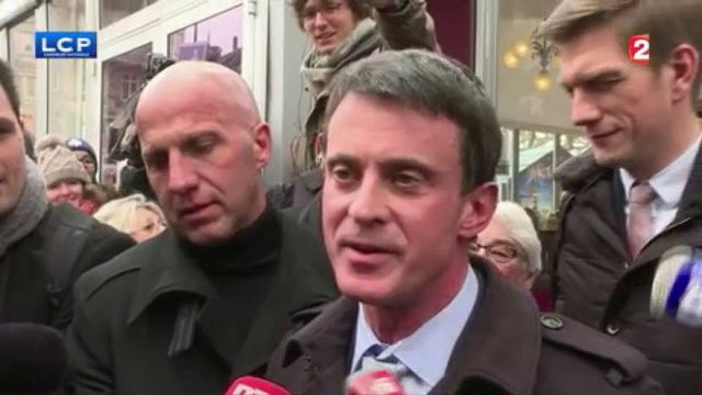 Manuel Valls bon joueur après avoir été enfariné dans les rues de Strasbourg