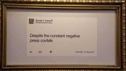 Le fameux tweet avec le sybillin "covfefe" de Donald Trump, exposé à New York (16 juin 2017)
 (Christina Horsten / DPA / AFP)