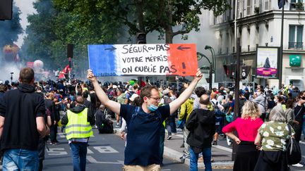 14-Juillet : des milliers de soignants manifestent pour l'hôpital public à Paris